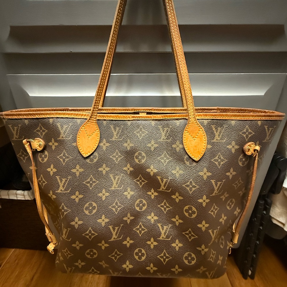 Louis Vuitton MM Neverfull Medium Monogram Tote Bag
